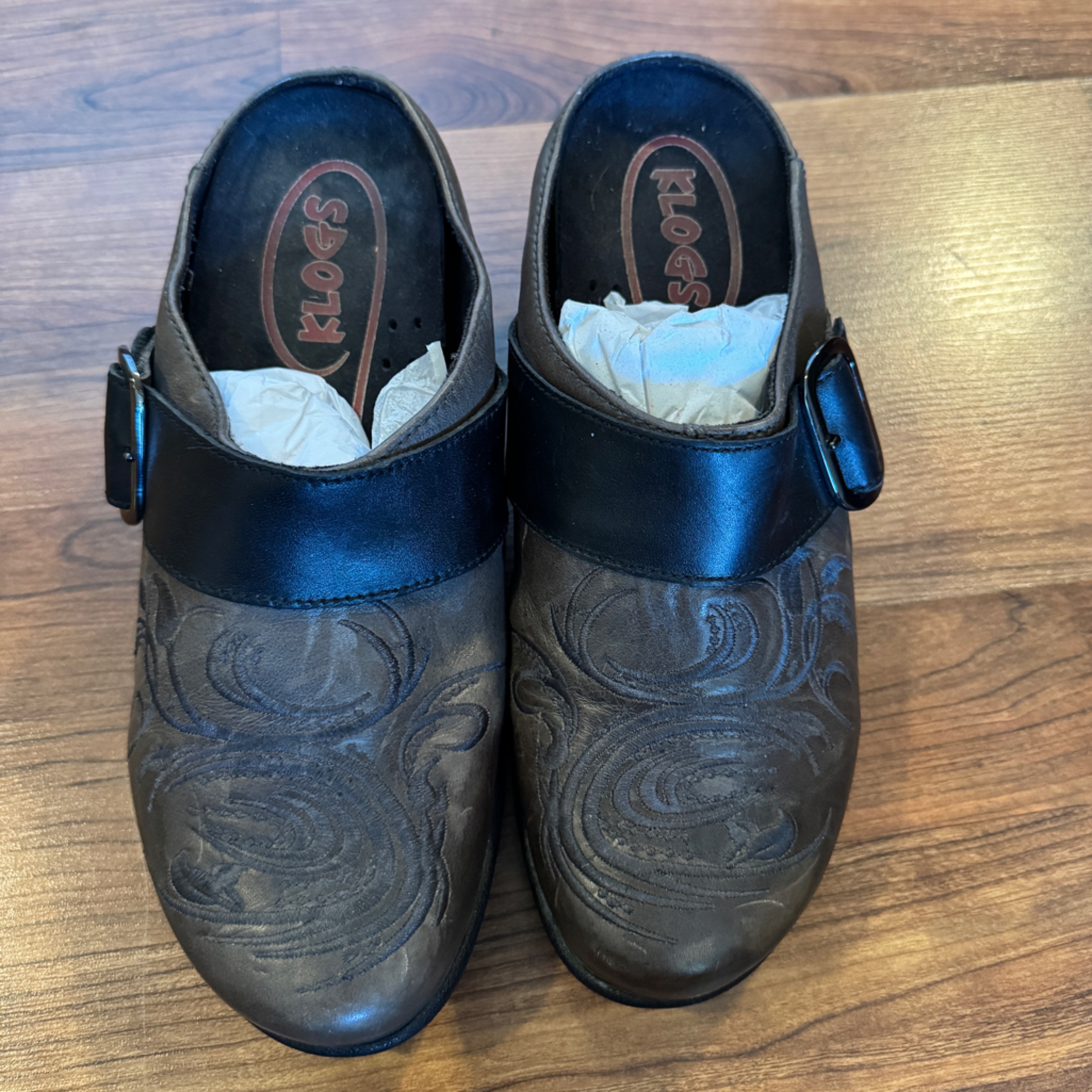 Klogs Women’s Embossed Leather Slip-On Clogs With Buckle